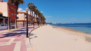 サンラウンジャー、ビーチタオル