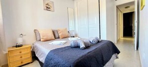 2 室のベッドルーム、アイロン / アイロン台、旅行用ベビーベッド、WiFi (無料)