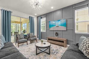 Televisie, boeken en een kantoor