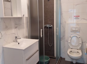 Departamento (Beach House Žuljana - Two Bedroom Ap) | Baño | Regadera y toallas