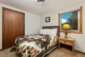 2 soverom, skrivebord, strykejern/-brett og reiseseng for barn