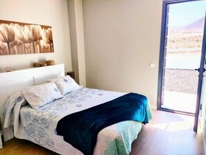 2 slaapkamers, een strijkplank/strijkijzer, internet, beddengoed