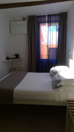Comfort Double Room | In-room safe, blackout curtains, soundproofing, free WiFi - OBLO' PORTOVENERE GUESTHOUSE (Portovenere)