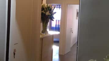 Cofres nos quartos, cortinas blackout, quartos à prova de som