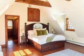 7 間睡房、書桌、熨斗/熨衫板、可攜式嬰兒床