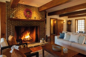 Téléviseur, foyer, chaîne audio, bureau