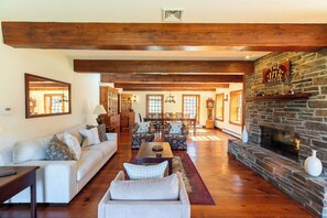 Téléviseur, foyer, chaîne audio, bureau