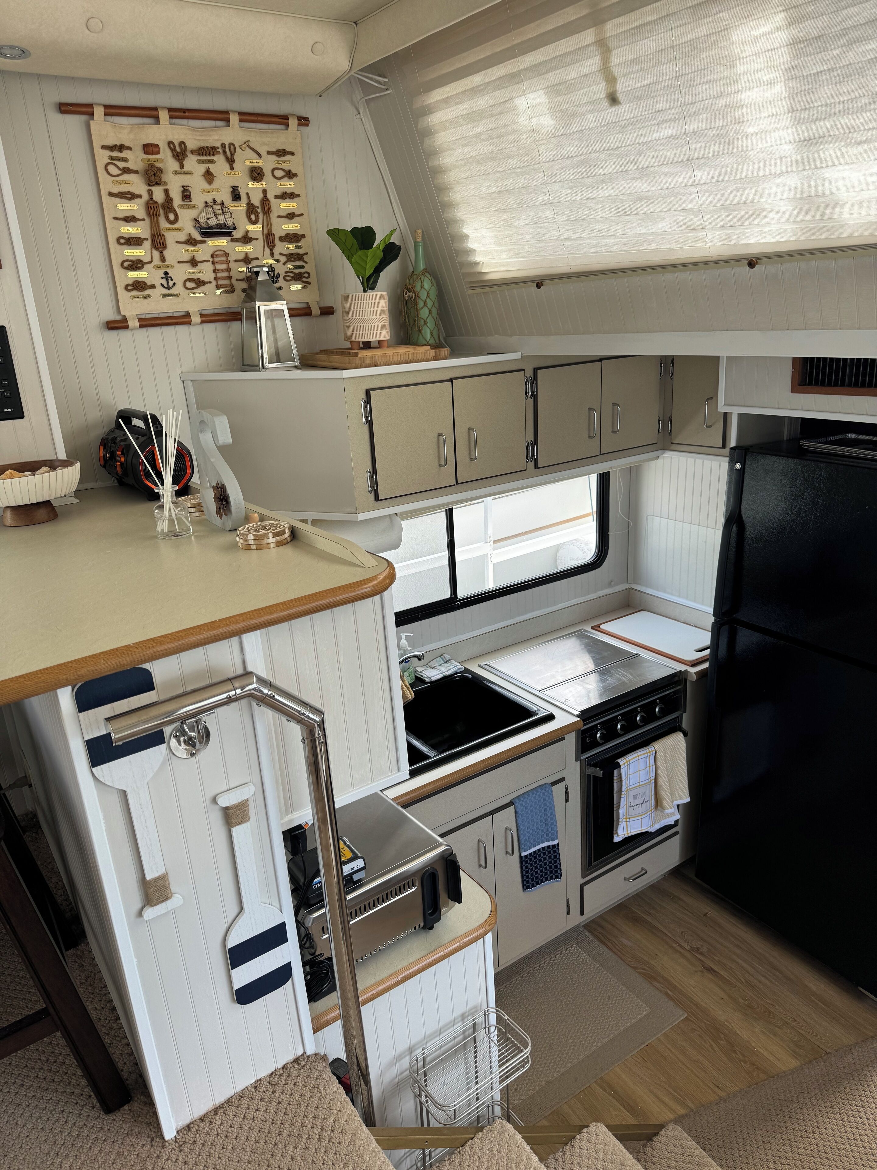 Réfrigérateur, four, plaque de cuisson, cafetière/bouilloire