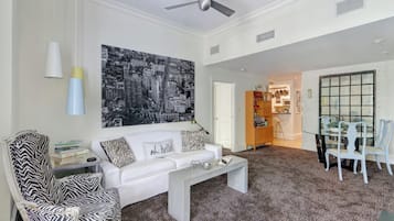 Een televisie, een open haard en een kantoor