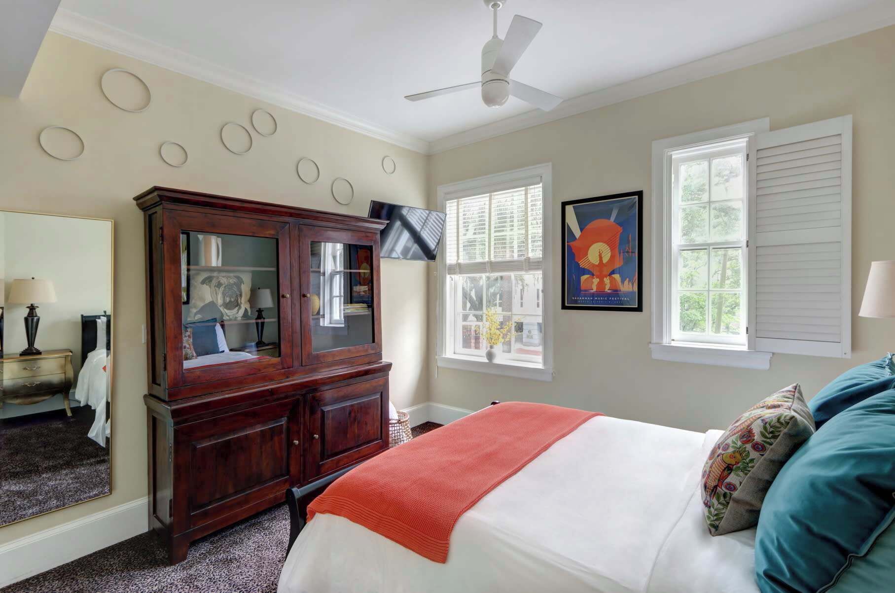 2 bedrooms, desk, iron/ironing board, WiFi