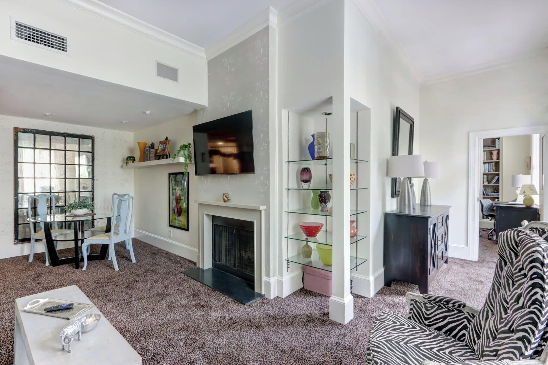 Una televisión, una chimenea, una oficina