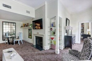 Televisio, takka, työhuone