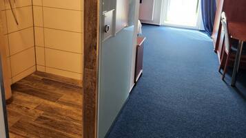 Een bureau, gratis wifi, beddengoed
