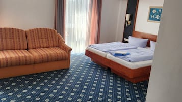 Een bureau, gratis wifi, beddengoed