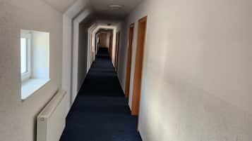 Een bureau, gratis wifi, beddengoed