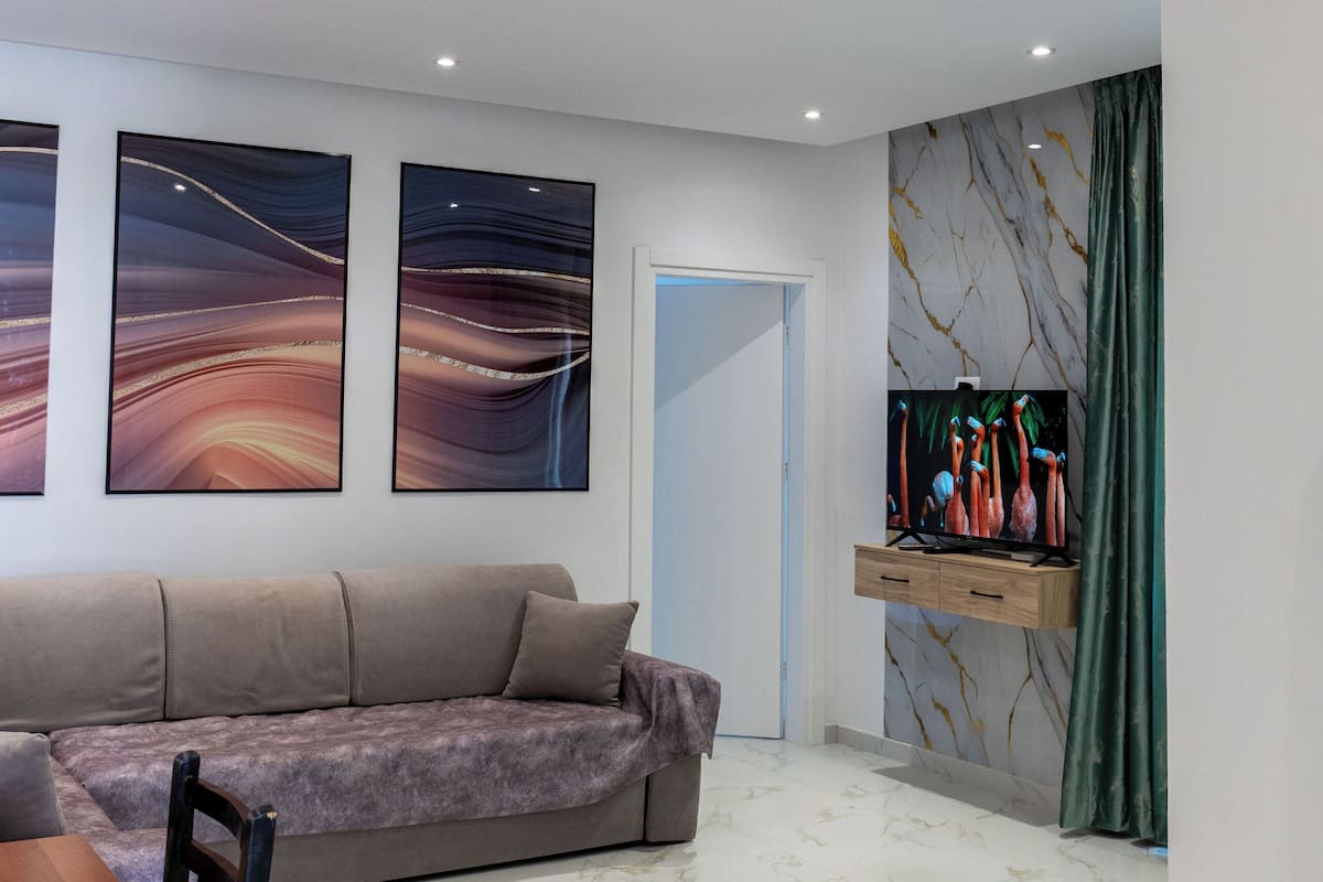 Family Room | 1 bedroom, soundproofing, free WiFi