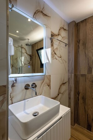 Deluxe-Dreibettzimmer | Badezimmer