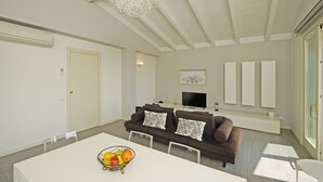 Living area - Montecolo Resort E7 by Wonderful Italy (Manerba del Garda)