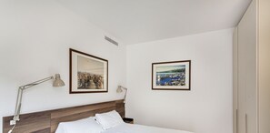 Tabla de planchar con plancha, wifi gratis, ropa de cama