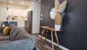 Smart TV, fireplace, offices - Large Modern Home at the Cottages #54 (Osoyoos)