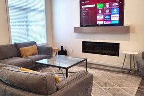 Smart TV y chimenea