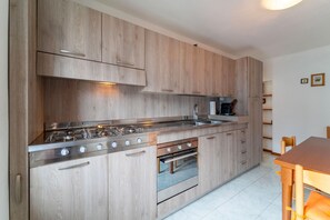 Kühlschrank, Mikrowelle, Ofen, Wasserkocher mit Kaffee-/Teezubehör