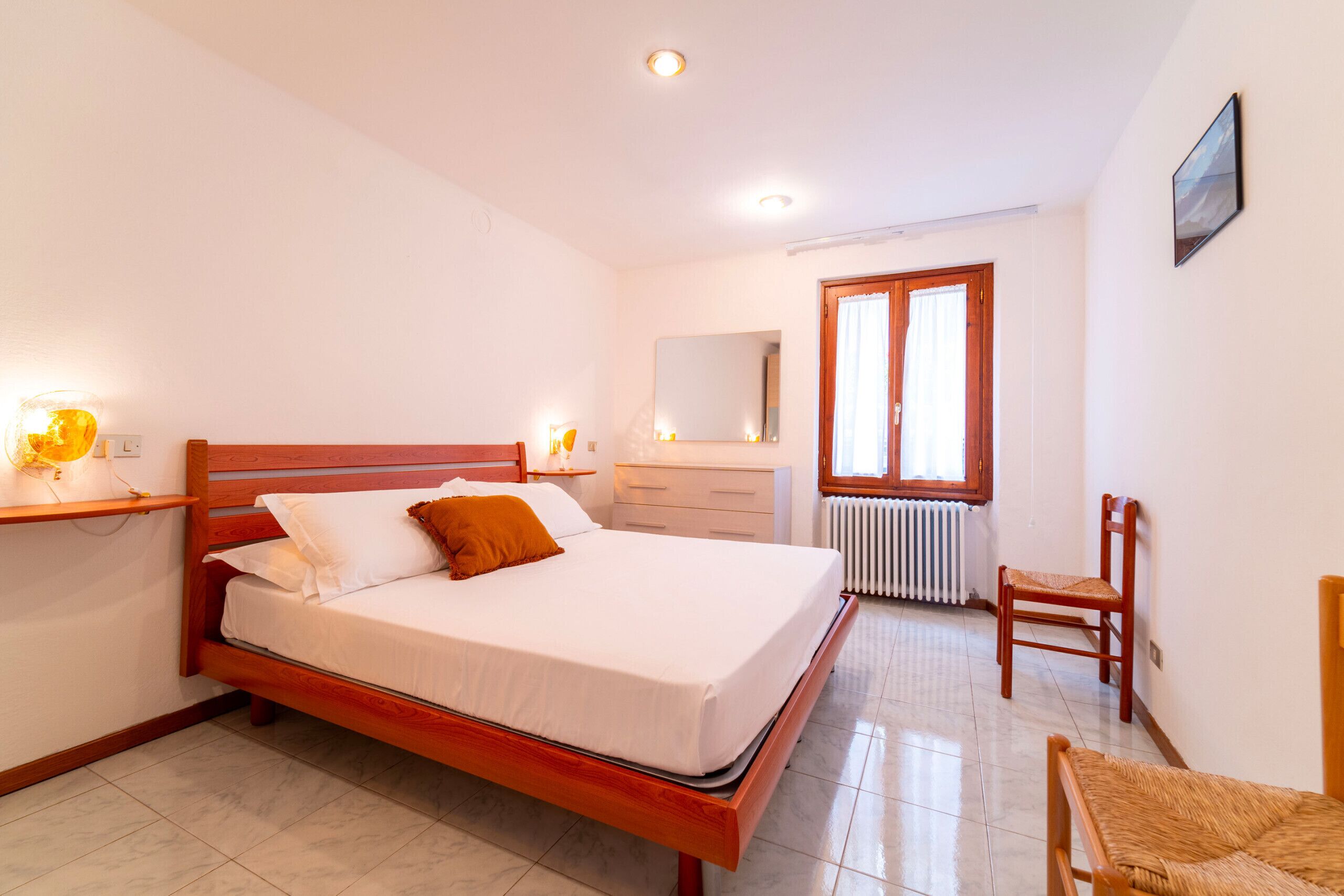 Tabla de planchar con plancha, wifi gratis y ropa de cama 