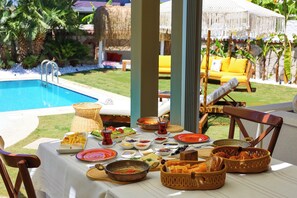 Free daily cooked-to-order breakfast