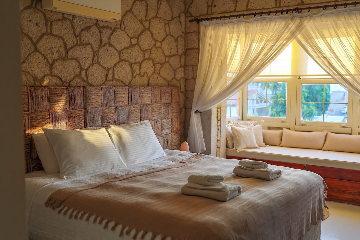 Traditional Room | 1 bedroom, iron/ironing board, free WiFi