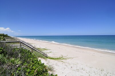 Oceanfront estate - Four bedroom oceanfront pool home