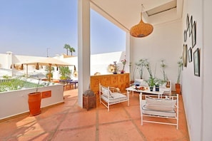 Outdoor dining - Riad La Parenthese (Marrakech)