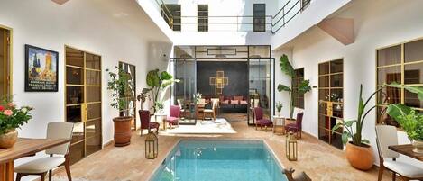 Piscine couverte, piscine extérieure