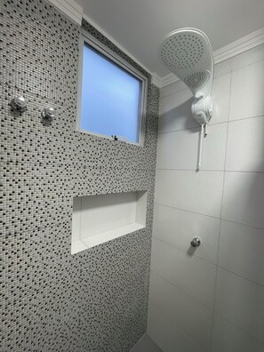 Een haardroger, handdoeken, zeep, toiletpapier
