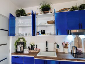 Kühlschrank, Herdplatte, Wasserkocher mit Kaffee-/Teezubehör