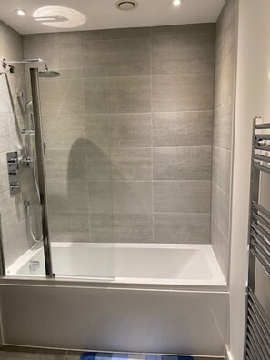 Hair dryer, towels, soap, shampoo - Modern One-Bedroom in Cosy East London Apartment –Just 15 Mins to Central London (Barking)