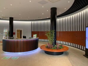 Lobby - Modern One-Bedroom in Cosy East London Apartment –Just 15 Mins to Central London (Barking)