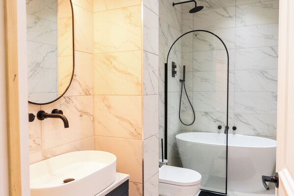 Shower, hair dryer, bidet, towels