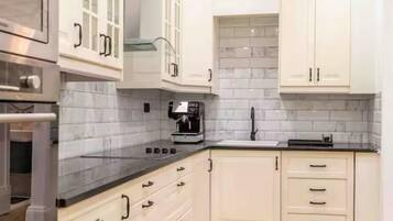 Refrigerador, microondas, horno, placa de cocina