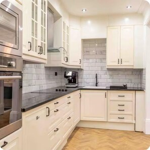 Kjøleskap, mikrobølgeovn, ovn og kokeplater