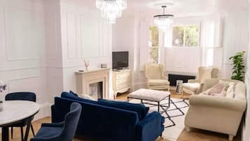 Smart TV, chimenea, videojuegos