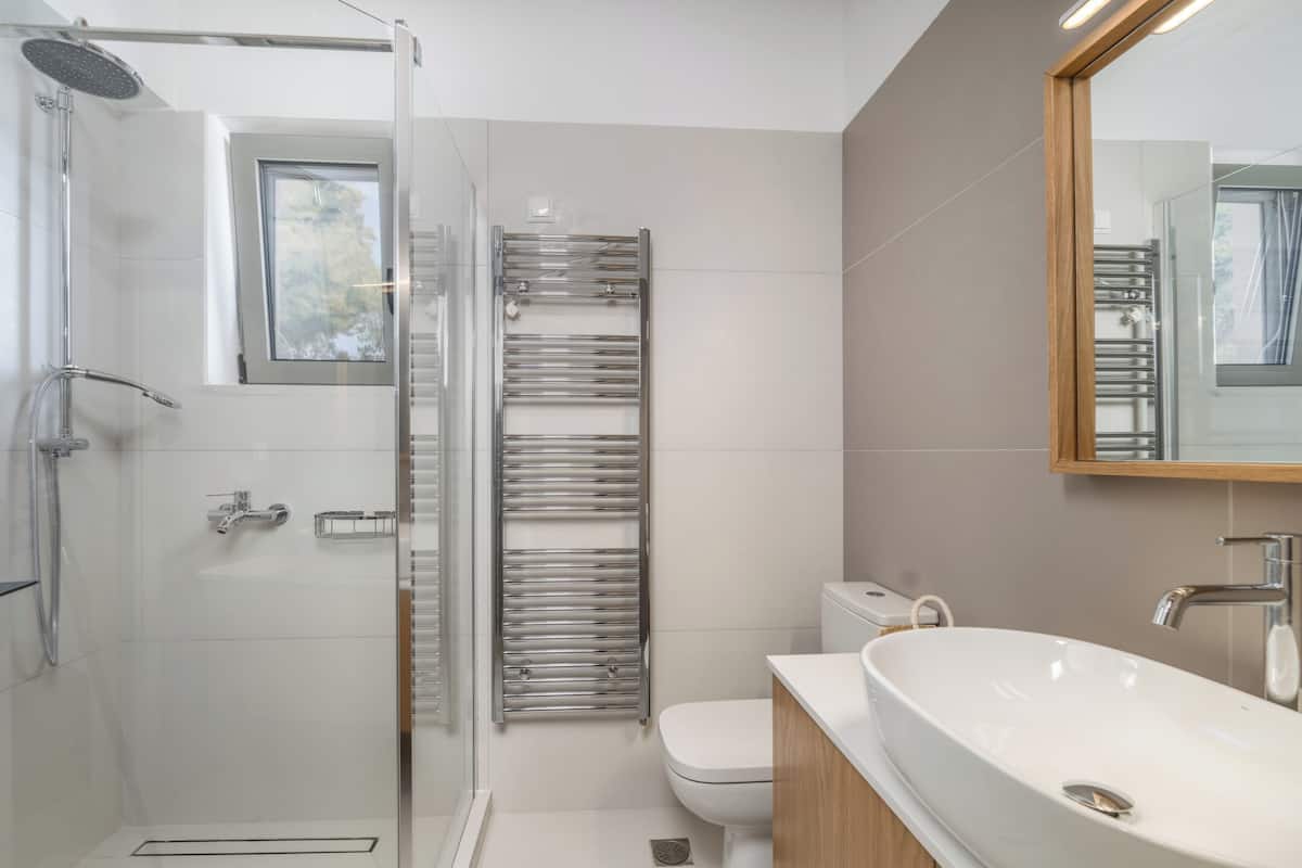 Deluxe appartement, uitzicht op stad | Badkamer | Een douche, een haardroger, handdoeken, zeep