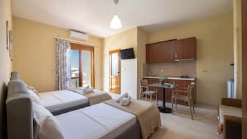 Triple Room, Balcony | Desk