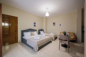 Chambre Triple, balcon | Bureau