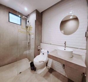 Standard Twin Room | Bathroom | Shower, towels, toilet paper - Capital O 75512 Loft Residence (Suphan Buri)