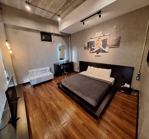 Laptop workspace, bed sheets - Capital O 75512 Loft Residence (Suphan Buri)
