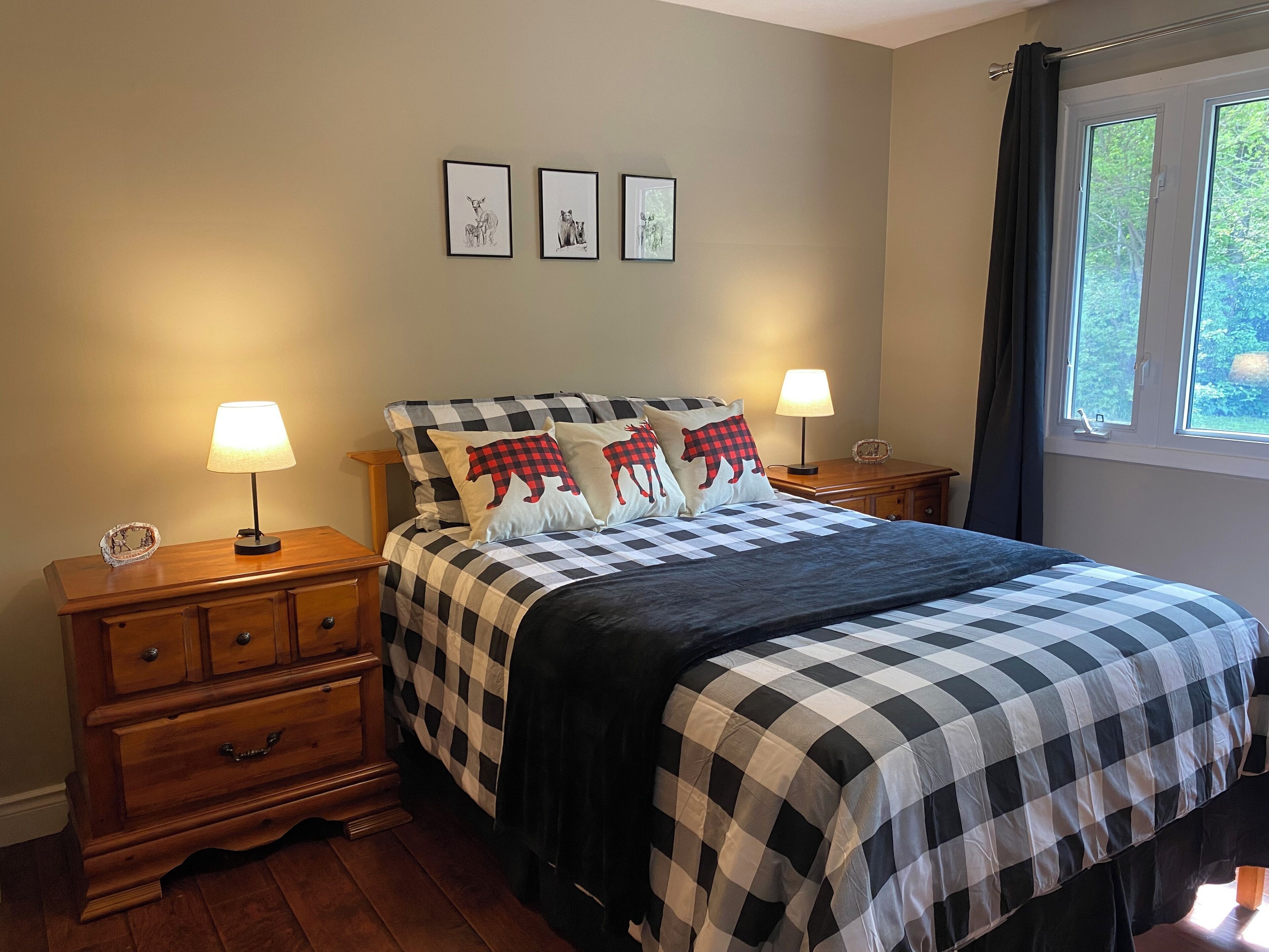 4 chambres, bureau, fer et planche à repasser, lit parapluie