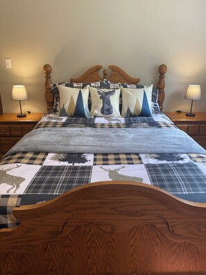 4 bedrooms, desk, iron/ironing board, travel cot - A Cozy Country House - Family Sized w/ Game Room and Large Property! (Kingston)