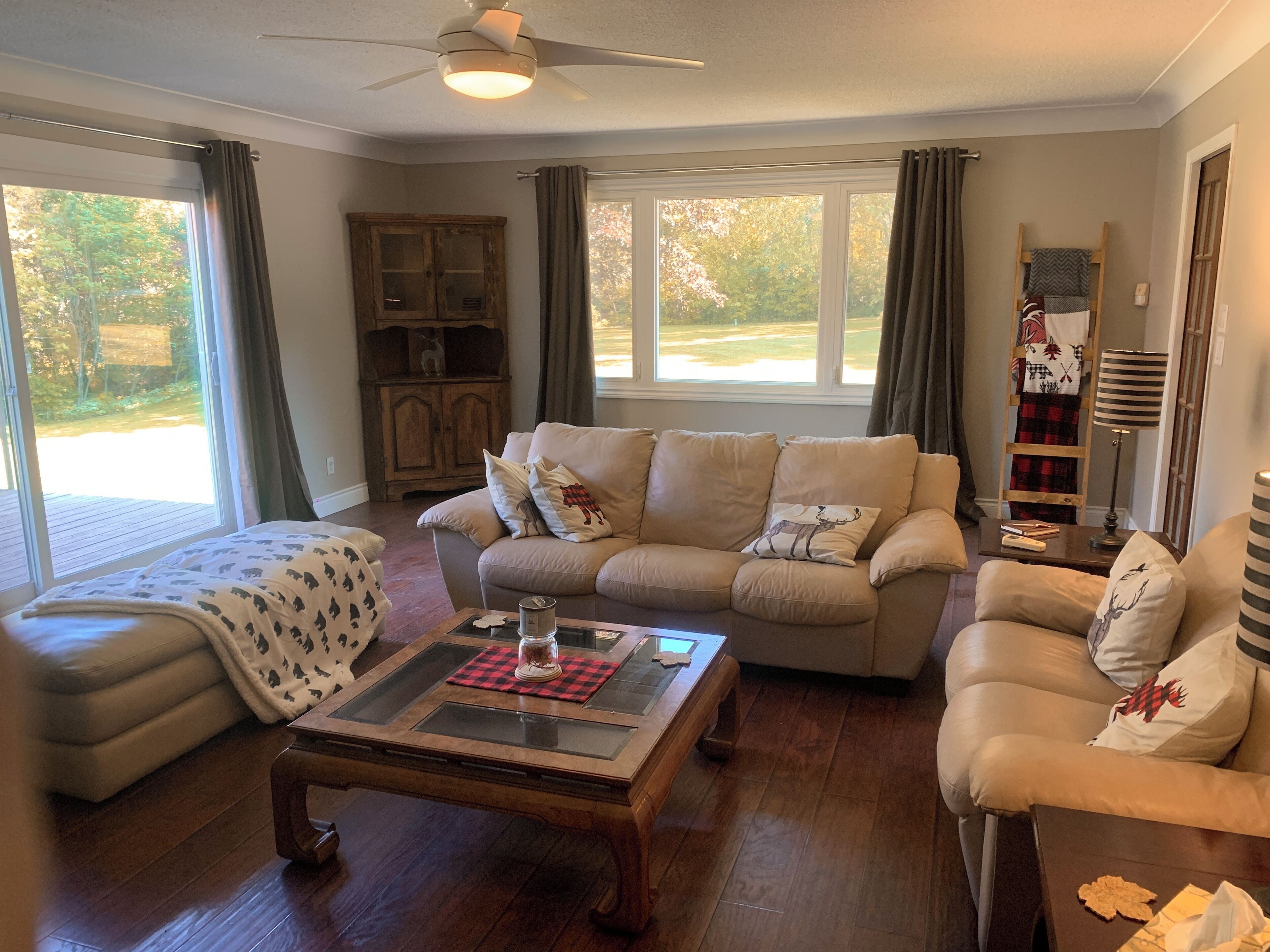 TV connectée, cheminée, lecteur de DVD, baby-foot