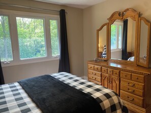 4 habitaciones, escritorio y tabla de planchar con plancha
