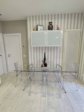 Apartamento, 3 habitaciones | Restauración